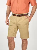 Bermuda color beige con bolsillos laterales y traseros.
