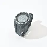 Reloj digital Q&Q con correa de silicona negra y bisel con números.