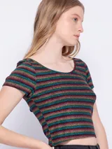 Top corto de mangas cortas con escote redondo y espalda con jareta redonda para fruncir. Diseño a rayas horizontales en tonos verde, rojo y negro con hilo brillante.