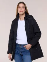 Campera larga negra con diseño capitoneado geométrico y capucha desmontable. Cuenta con cierre frontal completo y bolsillos laterales verticales con cierre.