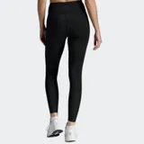 Calza de compresión de tiro alto, color negro, confeccionada en tejido de punto doble suave. Presenta un diseño estilizado con costuras planas para reducir el roce y bolsillo trasero abierto.