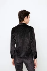 Camisa negra de punto con diseño de rayas diagonales en lurex, calce slim, cuello alargado, apertura en cartera delantera con botones negros y pinzas traseras.