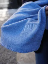 Pashmina rectangular de tejido de punto suave, liviana y con caída fluida.