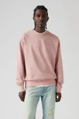 Buzo de frisa color rosa con cuello redondo y logo bordado al tono en el pecho.