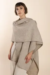 Ruana de lana fina sin teñir, con textura acanalada y terminaciones tejidas a crochet hechas a mano.