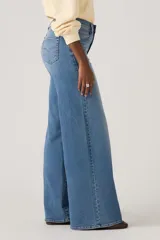 Jean de tiro alto y corte wide leg en color azul con efecto deslavado. Confeccionado en mezcla de algodón, poliéster y elastano, de elasticidad baja.