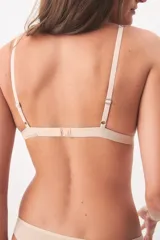 Soutien tipo triángulo color nude, con diseño liso, tirantes finos regulables y sin costuras visibles.
