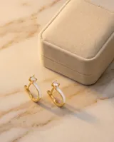 Par de caravanas de plata 925 con baño de oro, diseño de aro pequeño con detalle de esmalte blanco y una circonia engastada en la parte superior.