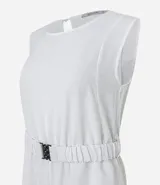 Enterito corto azul marino con cuello redondo, mangas cortas, cierre en la espalda y cinturón elástico con hebilla metálica.