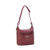 Bandolera color bordó de símil cuero con dos bolsillos frontales con cierre, un bolsillo trasero y tres bolsillos internos. Incluye correa larga regulable a tono.