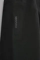 Cazadora deportiva de esquí en color negro, confeccionada en tejido técnico impermeable de tres capas con costuras y cremalleras termoselladas. Cuenta con capucha ajustable, ventilación en axilas, puños con ajuste de tira adherente y puño interior elástico con abertura para el pulgar. Incluye sistema de rescate RECCO y faldón interior para protección contra el frío.