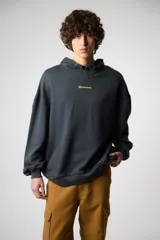 Buzo hoodie gris oscuro con logo amarillo bordado en el pecho.