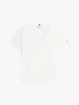 Remera básica de manga corta y cuello en V de la marca Tommy Hilfiger, confeccionada en mezcla de lino y algodón. Presenta un discreto logo bordado en la manga.