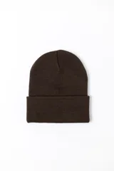 Gorro de punto con diseño clásico y borde doblado, confeccionado en tejido suave de color marrón.