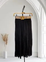 Pollera larga con forro y cinto de rafia.