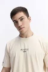 Remera de manga corta color azul oscuro, con escote redondo y estampado artístico abstracto en la espalda en tonos amarillo, celeste y violeta.