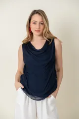 Blusa italiana de viscosa con frente de seda, color azul marino, con cuello drapeado.