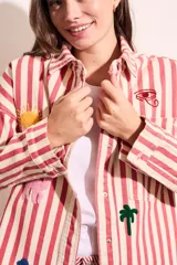 Sobrecamisa de algodón a rayas verticales rojas y blancas con bordados de un ojo egipcio, un sol, una palmera, un camello y una esfinge.