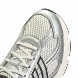 Championes Adidas Technochaos 2000 W color plateado y blanco, con detalles en negro y suela amortiguada.