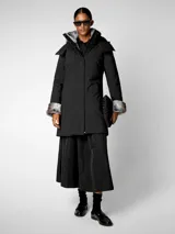 Parka negra larga con capucha desmontable, forrada con piel sintética y acolchada con relleno libre de plumón animal.