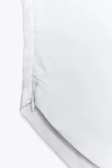 Top palabra de honor negro con escote recto, pliegues y bajo asimétrico.