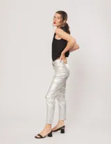 Chaleco negro de lino con botones frontales y forro interno.