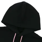 Canguro negro con capucha y cordones rosas, bolsillo tipo canguro y puños acanalados. Logo del Inter de Miami en el pecho y logo de la MLS en la manga.