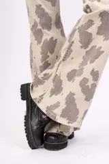 Pantalón Oxford de jean con estampado de vaca en tonos beige y marrón.