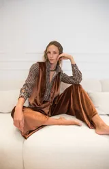 Pantalón tipo palazzo de terciopelo azul, con cintura elastizada y corte holgado.