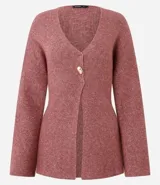 Cardigan de tricot en color borravino, con textura acanalada, escote en V profundo y cierre frontal con un único botón metalizado. Presenta mangas largas y un diseño alargado con amarre ajustable en la espalda.