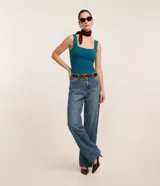 Blusa básica sin mangas marca Cortelle, confeccionada en poliamida con elastano. Presenta un diseño ajustado al cuerpo con escote cuadrado tanto en el frente como en la espalda y breteles medianos.