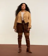 Short plus size de cuero sintético marrón, con trabillas en la cintura, pliegues delanteros, bolsillos tipo cuchillo y cinturón para lazo.