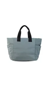 Cartera tipo tote de nylon color malva, con diseño capitoneado de líneas verticales en el frente y rombos en los laterales. Cuenta con doble asa de mano en color negro, bolsillos laterales y un parche decorativo con logo en la parte frontal.