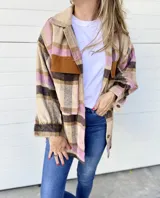 Camisa leñadora a cuadros color lila, blanco y negro, con bolsillos de parche en cuero color marrón.