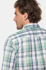 Camisa de manga larga con estampado a cuadros, corte regular y logo bordado.