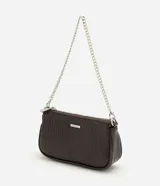 Cartera baguette pequeña Satinato de poliuretano color marrón con textura croco, cierre superior y correa de cadena metálica plateada.