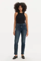 Pantalón de jean de tiro alto, corte recto y color azul oscuro.