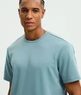 Remera deportiva Get Over de color azul marino, confeccionada en tech fleece con tecnología dry de secado rápido, cuello redondo y manga corta, de corte holgado.