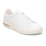 Zapatilla urbana de cuero blanco con cordones al tono, suela de goma color crema y detalle de corcho en el lateral del talón.