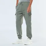 Pantalón de jogging verde con bolsillos cargo laterales y tobillos ajustados.