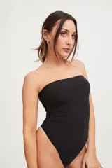 Body clásico negro de tiro alto, confeccionado en tejido suave y liviano.