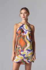 Vestido corto con estampado multicolor, escote halter con cadena dorada y espalda descubierta.
