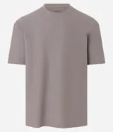 Remera color crema, de corte holgado, con cuello redondo y mangas cortas.