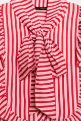 Camisa de manga larga con estampado de rayas rojas y blancas, cuello con lazo, volantes frontales y cierre de botones.