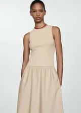 Vestido midi de diseño entallado con cuerpo de tejido de punto acanalado y falda evasé de algodón. Presenta cuello redondo y diseño sin mangas.