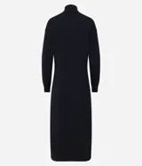 Vestido midi de punto color verde oscuro, de corte recto y holgado, con cuello alto y mangas largas.