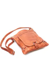 Morral de cuero liso negro, con correa ajustable larga para llevar al hombro o cruzado. Presenta un bolsillo frontal con solapa y cierre de hebilla decorativa.