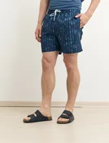 Short de baño azul con estampado abstracto en blanco.