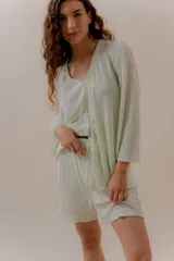 Conjunto de camisa de manga larga con botones y short con cintura elástica, ambos de tejido liviano acanalado color verde menta.