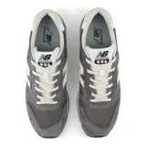 Championes New Balance 996 grises, confeccionados en gamuza y malla, con detalles en blanco y suela negra.